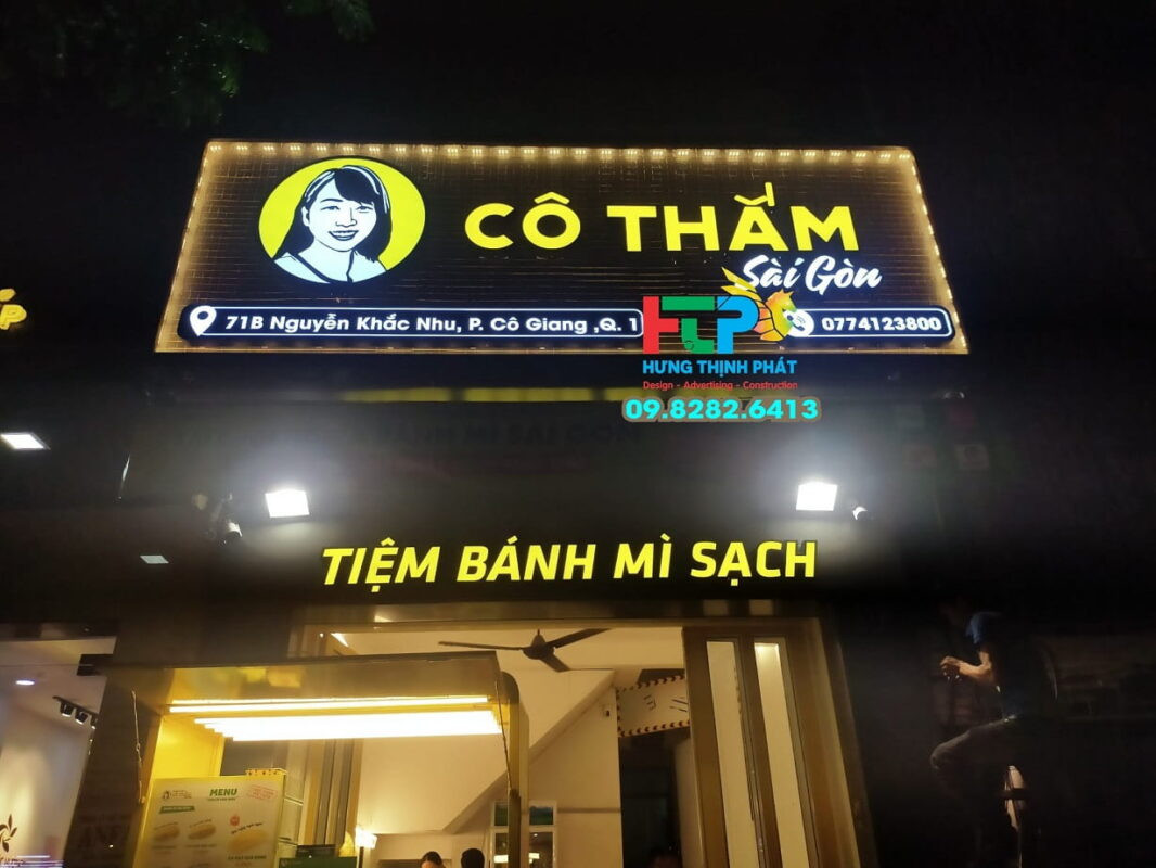 Bảng hiệu quán trà sữa ăn vặt cô Thắm Sài Gòn