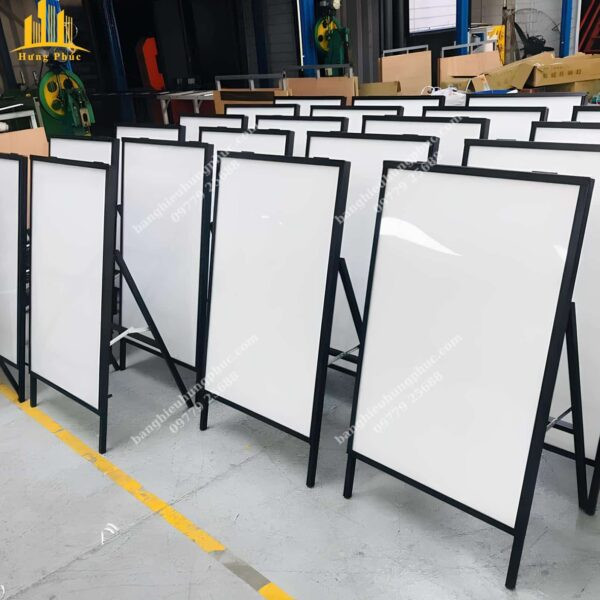 Bảng hiệu trà sữa đứng với ánh sáng đèn LED rực rỡ vào ban đêm