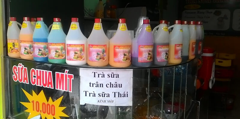 Các loại lá trà tươi và khô, là thành phần trà sữa cơ bản tạo nên hương vị đặc trưng.