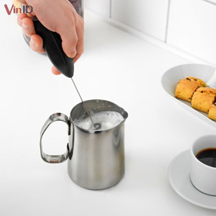 Cách làm kem Macchiato bông xốp bằng cây tạo bọt cà phê