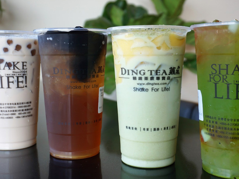 Cận cảnh ly trà sữa Ding Tea với trân châu và thạch, trông rất tươi ngon
