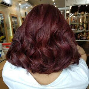 Chân dung cô gái với mái tóc nâu trà sữa berry rực rỡ, toát lên vẻ đẹp ngọt ngào và cuốn hút