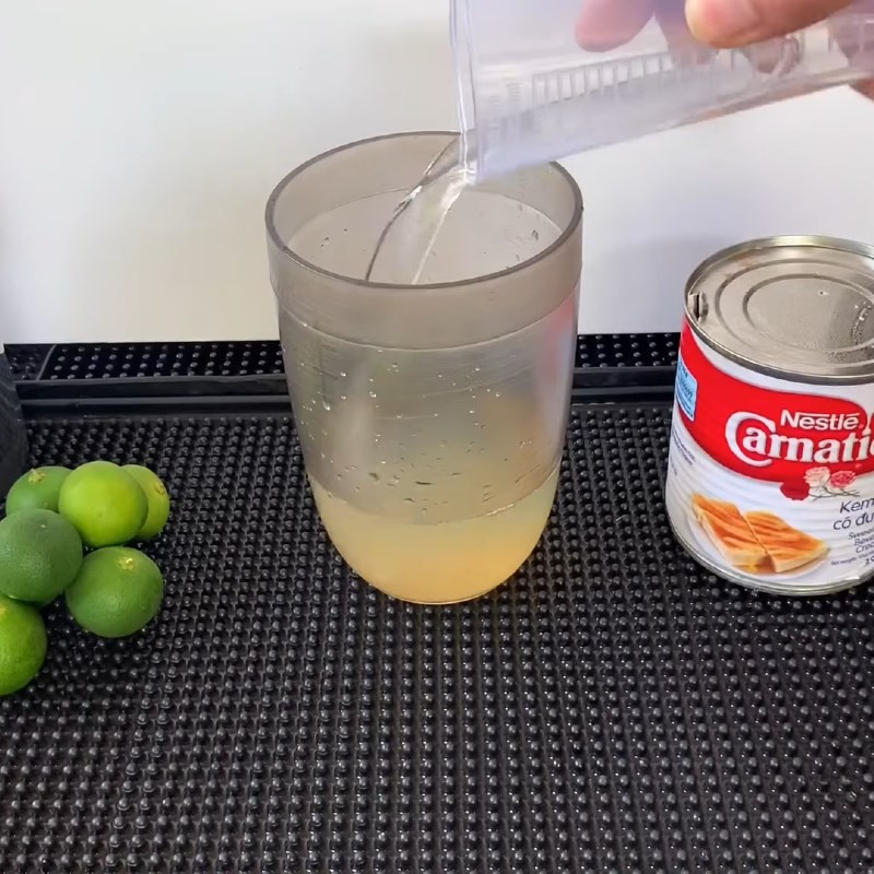 Cho sữa đặc vào bình pha chế quất lắc sữa