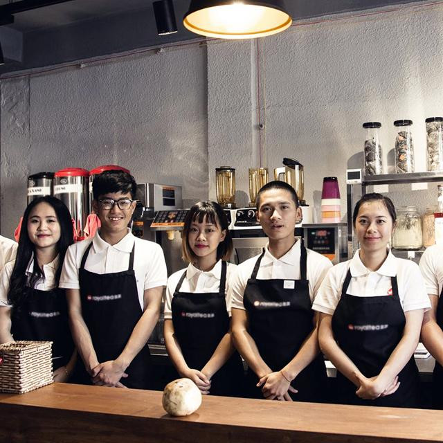 Chuẩn bị nhân sự chuyên nghiệp cho quán trà sữa