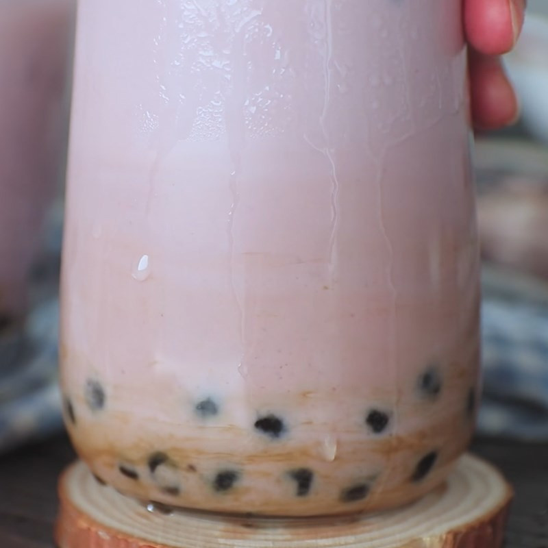 Close-up trà sữa khoai môn trân châu, gợi cảm giác thèm muốn với hương vị đặc trưng.