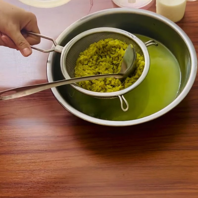 Cốm khô đang được ngâm trong nước và sữa tươi để làm topping cốm dẻo
