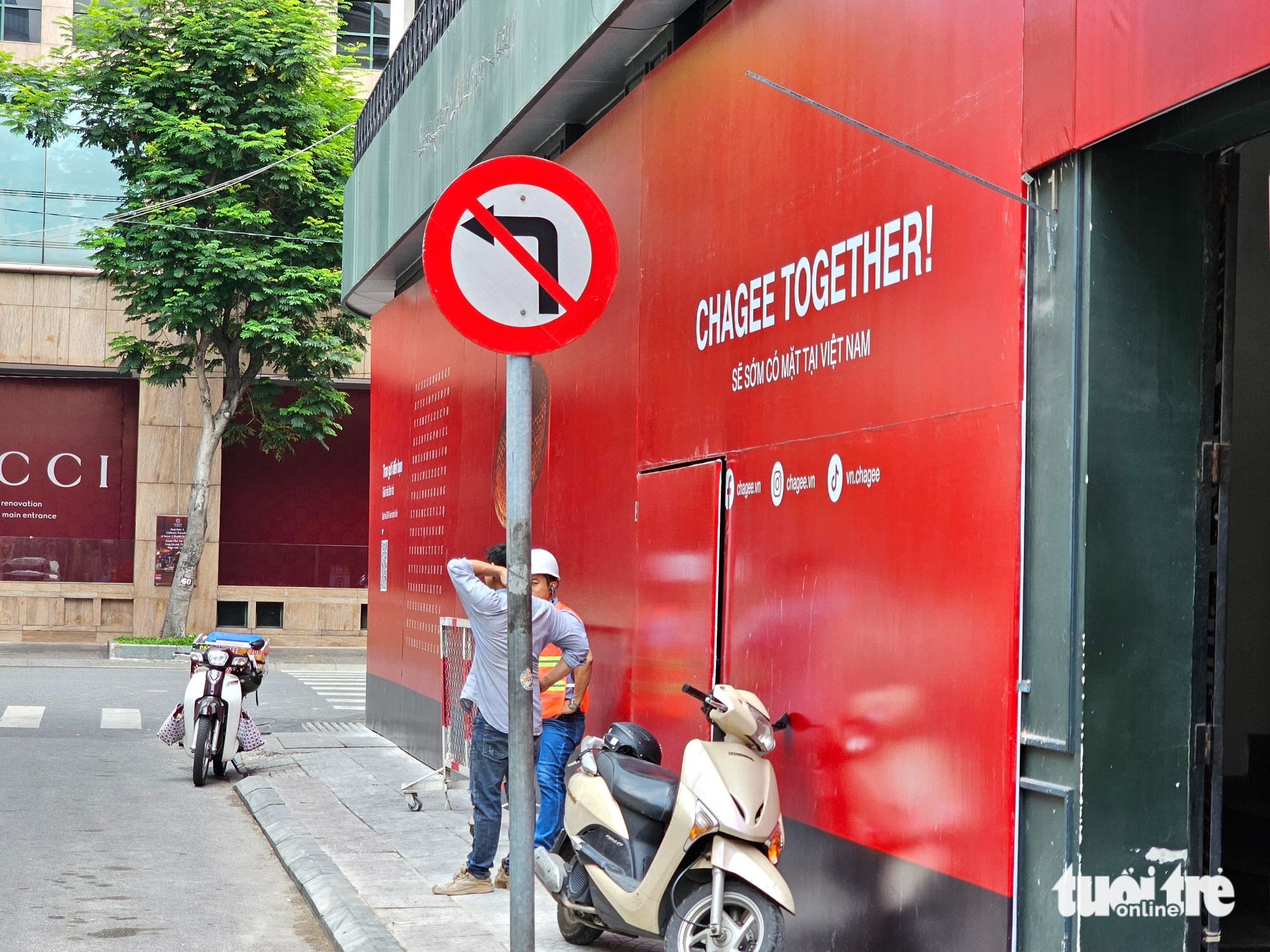 Công nhân đang hoàn thiện bên trong cửa hàng trà sữa Chagee tại trung tâm Sài Gòn.