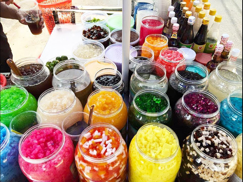 Đa dạng các loại topping trà sữa như trân châu trắng, thạch và pudding, bổ sung hương vị và kết cấu.