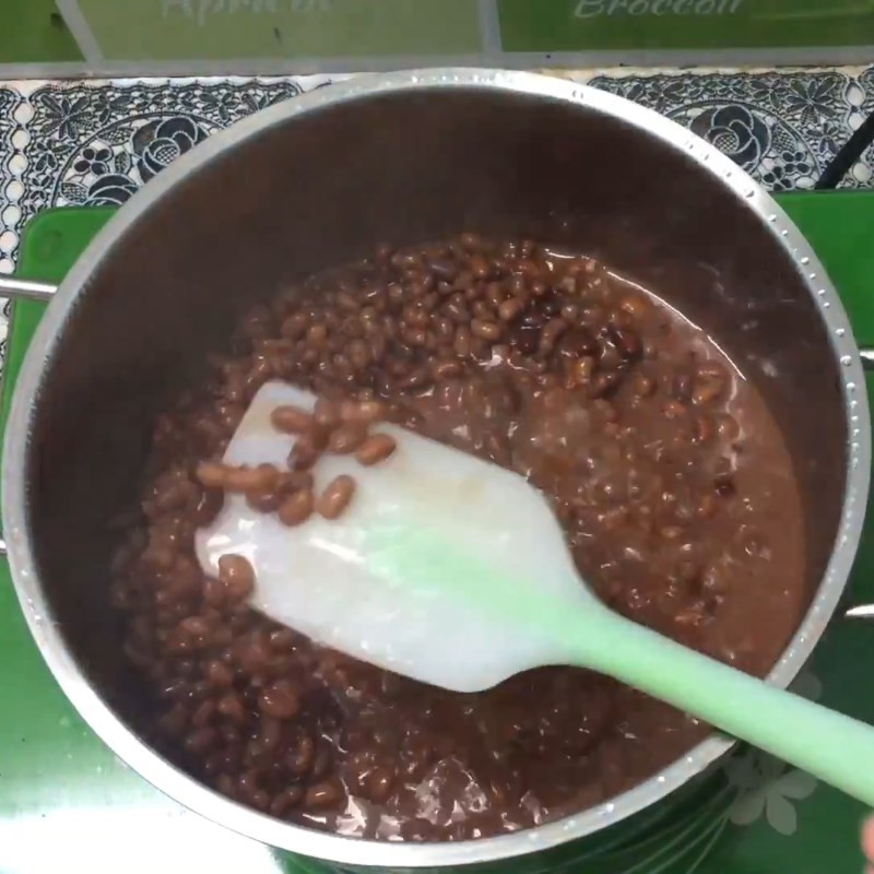 Đậu đỏ đang được nấu mềm trong nồi trên bếp