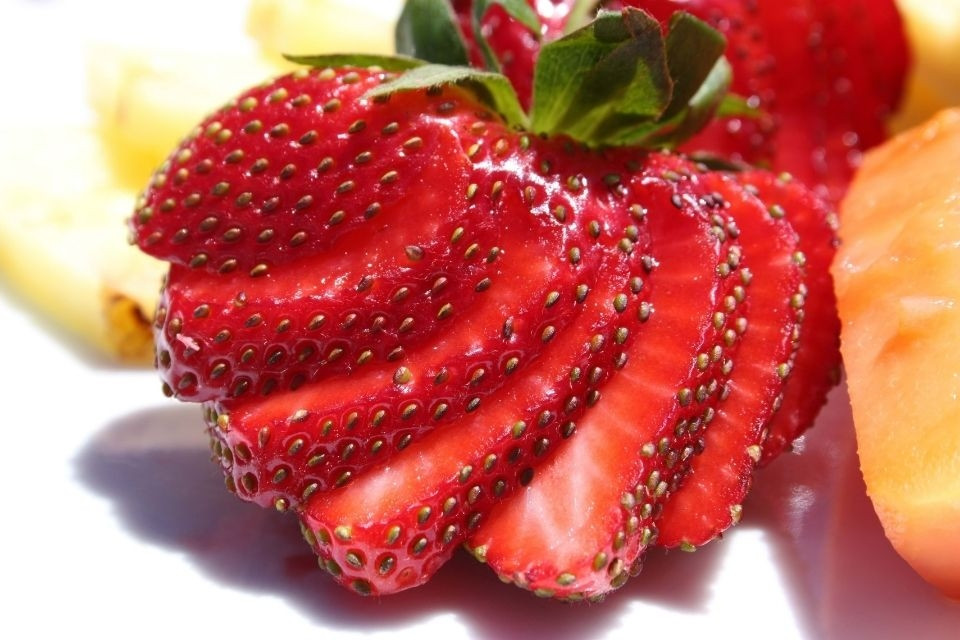 Dâu tây tươi cắt lát, topping trái cây tươi mát cho trà sữa