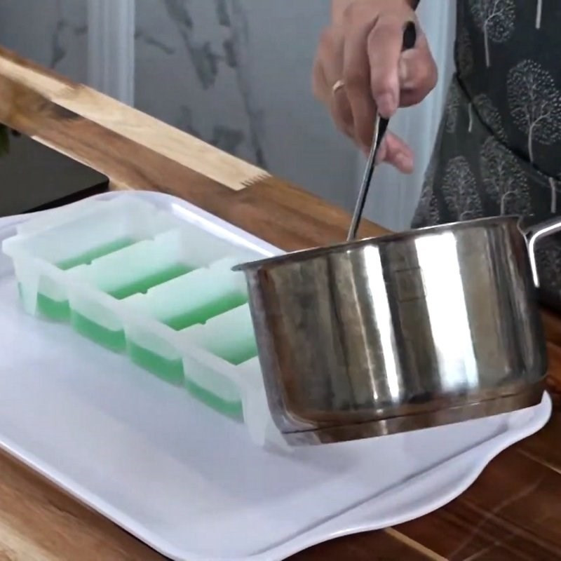 Đổ khuôn và làm đông thạch bạc hà