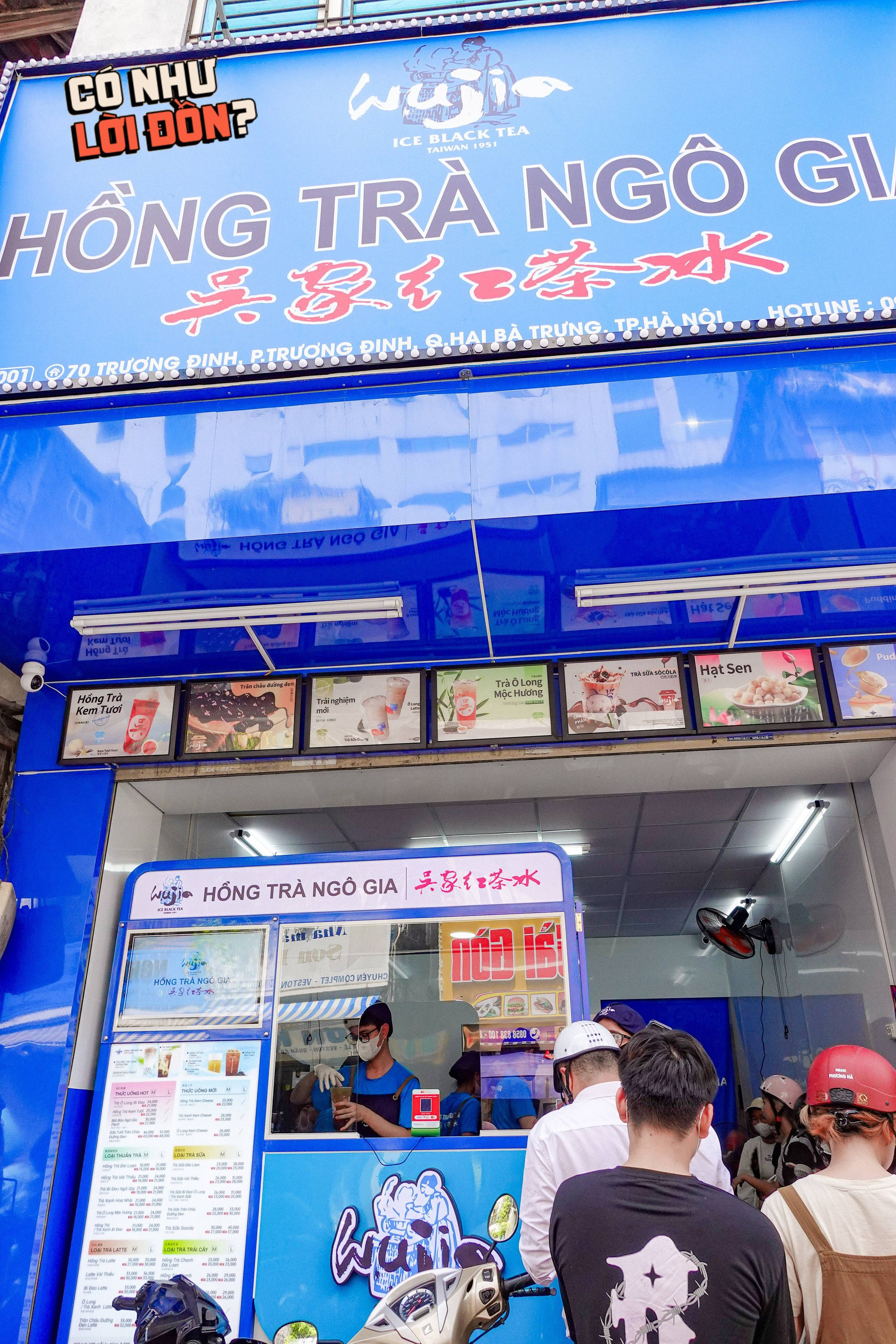 Đông đảo khách hàng xếp hàng mua trà sữa Ngô Gia với mức giá ưu đãi