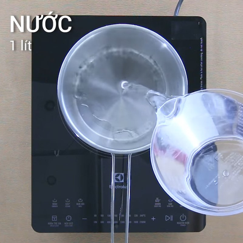 Đun hỗn hợp rau câu làm trân châu trắng