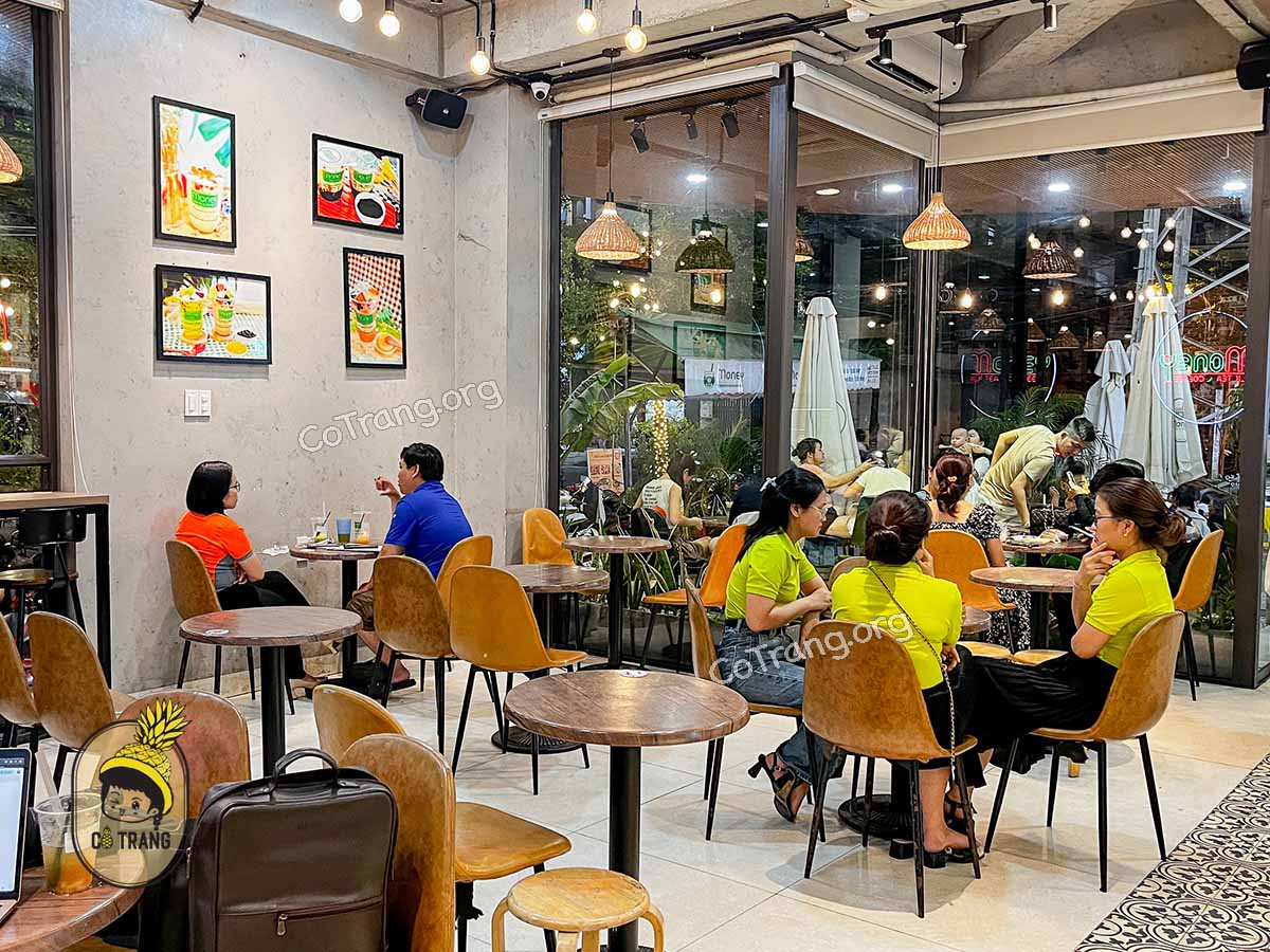 Góc ngồi thư giãn với nội thất hiện đại và ánh sáng tự nhiên tại Trà Sữa Money