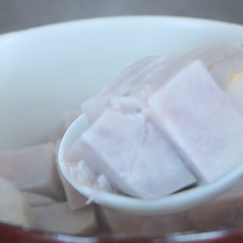 Hấp chín khoai môn trước khi xay để đạt độ mịn tối ưu