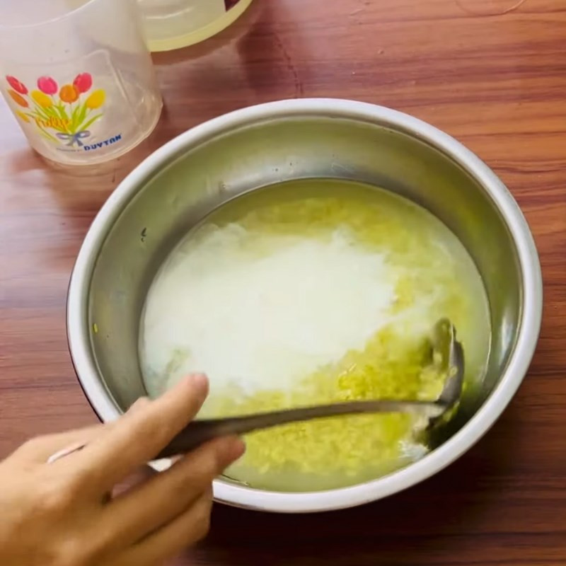 Hạt cốm sau khi ngâm nở mềm, sẵn sàng cho công đoạn nấu topping trà sữa
