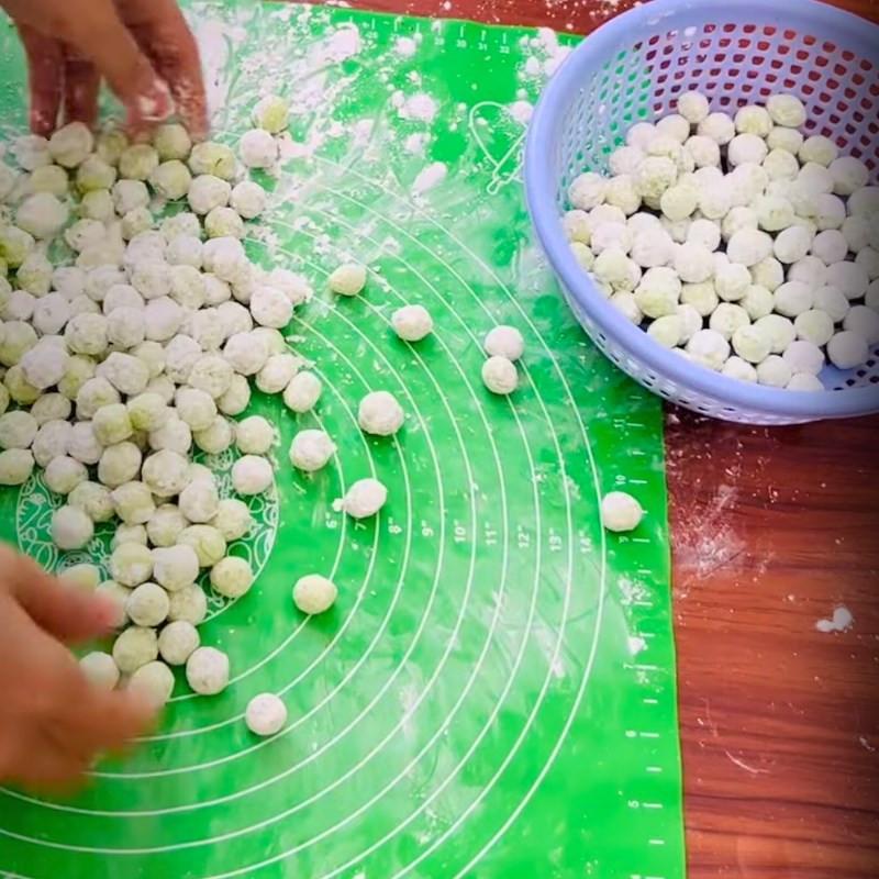Hạt trân châu cốm đã vo viên, sẵn sàng cho bước luộc