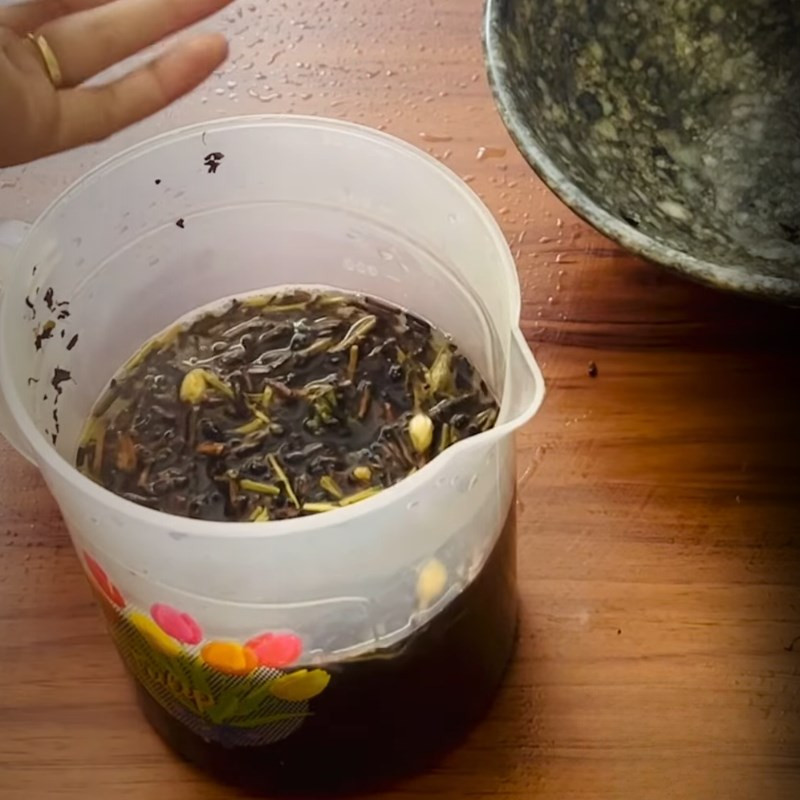 Hình ảnh ấm trà ô long nhài đang ủ, chuẩn bị pha chế trà sữa cốm