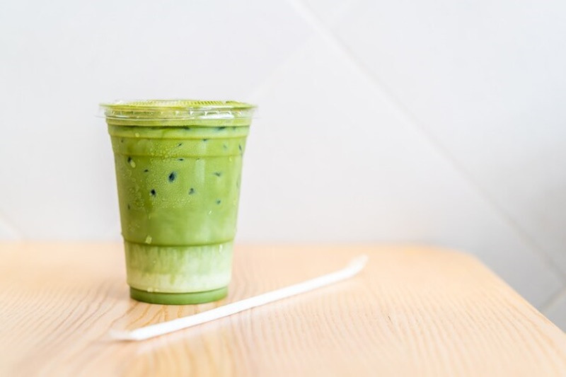 Hình ảnh cốc trà sữa matcha với lớp bọt xanh mịn, minh họa lượng calo trong trà sữa matcha.