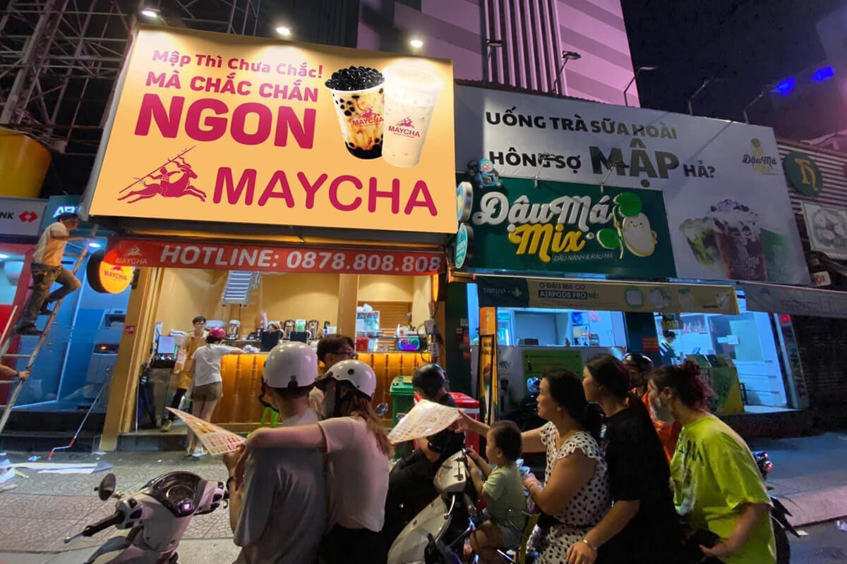 Hình ảnh cửa hàng trà sữa Maycha đông đúc khách hàng tại TP. Hồ Chí Minh