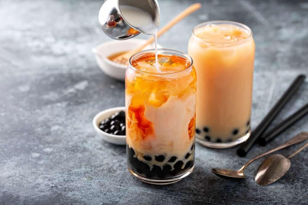 Hình ảnh ly trà sữa với trân châu và kem cheese, cảnh báo về tác hại của trà sữa.