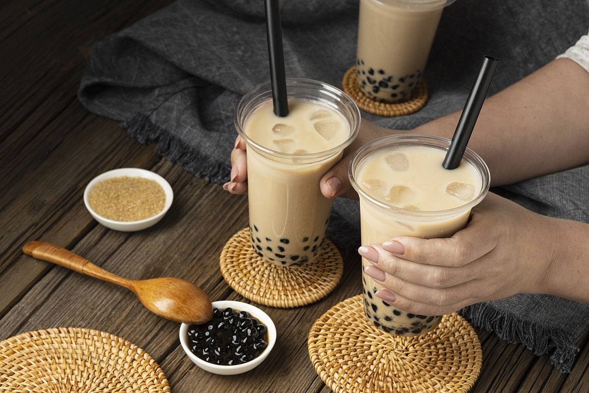 Hình ảnh minh họa ly trà sữa thơm ngon với lớp kem béo mịn màng, làm từ bột kem béo pha trà sữa chuyên dụng