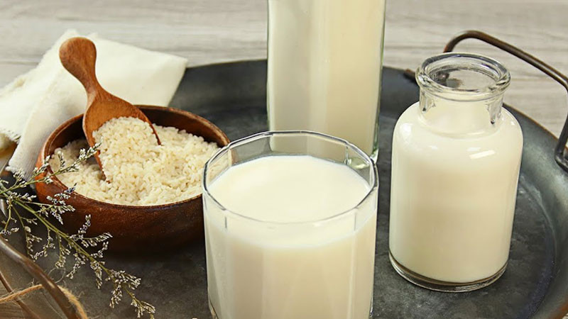 Hình ảnh quá trình chuẩn bị pha chế trà sữa gạo rang với hỗn hợp trà và gạo đang sôi, công thức đồ uống thơm ngon