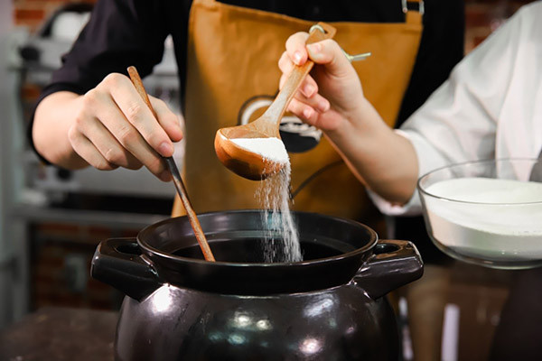 Hòa tan bột sữa Indo vào nước cốt trà đen để tạo trà sữa thơm béo