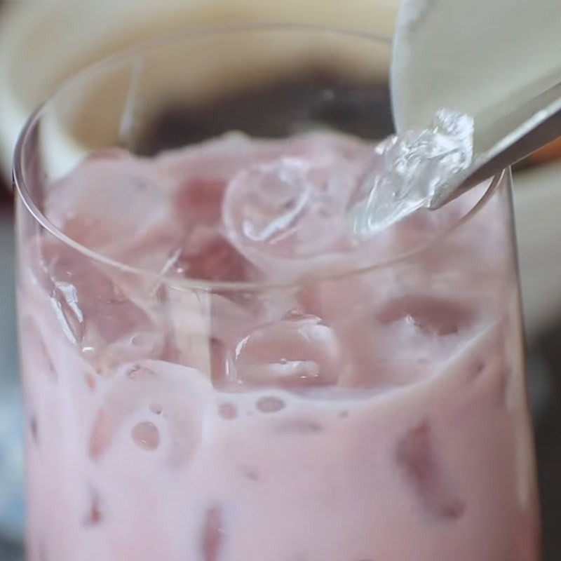 Hoàn thành ly trà sữa khoai môn trân châu bằng cách thêm trân châu và khoai môn nghiền.