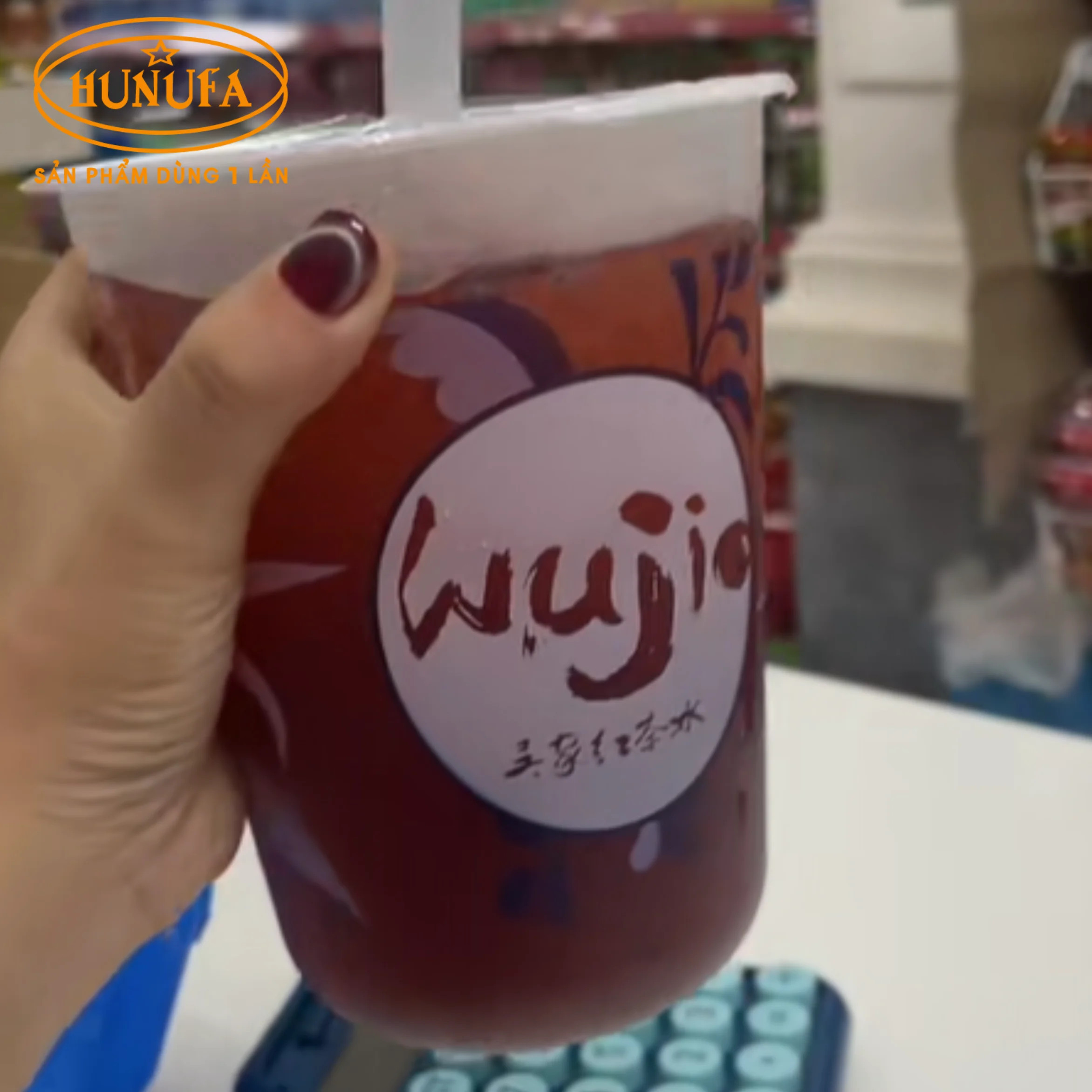 Hồng trà xí muội, một thức uống mới lạ trong menu trà sữa Ngô Gia
