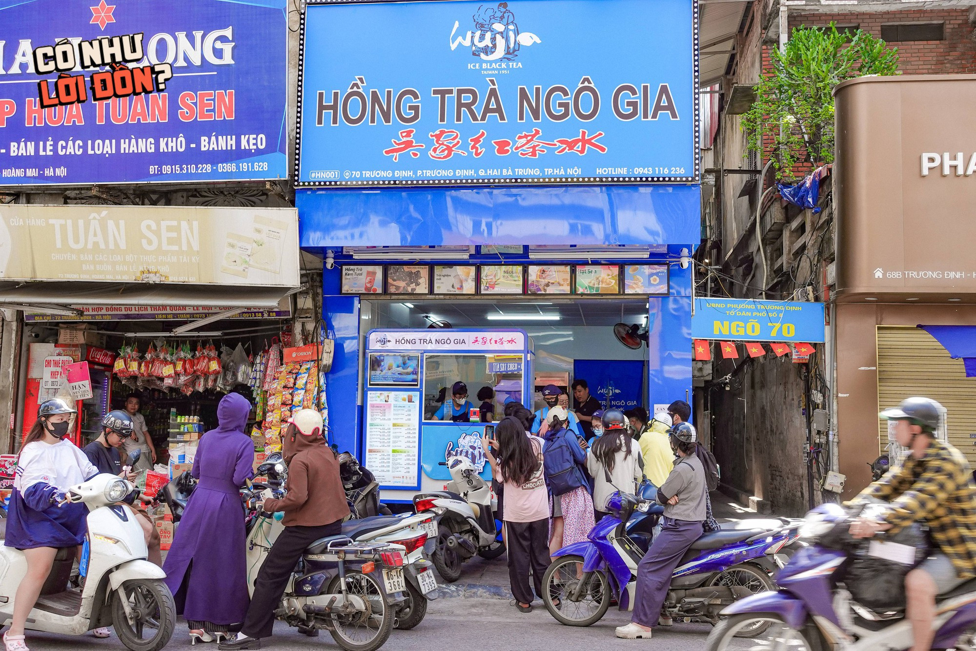 Khách hàng chờ đợi để mua trà sữa Ngô Gia