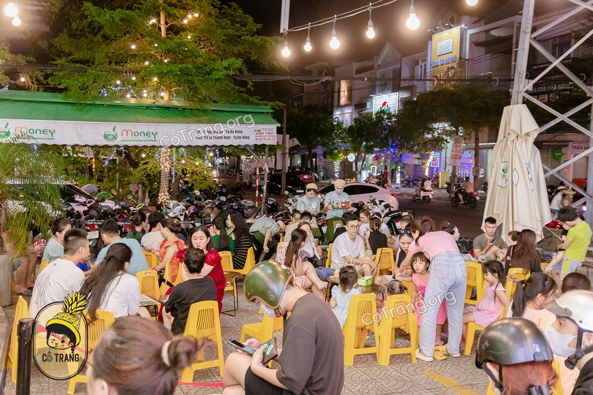 Khách hàng đang thưởng thức đồ uống trong không gian thoải mái của Trà Sữa Money