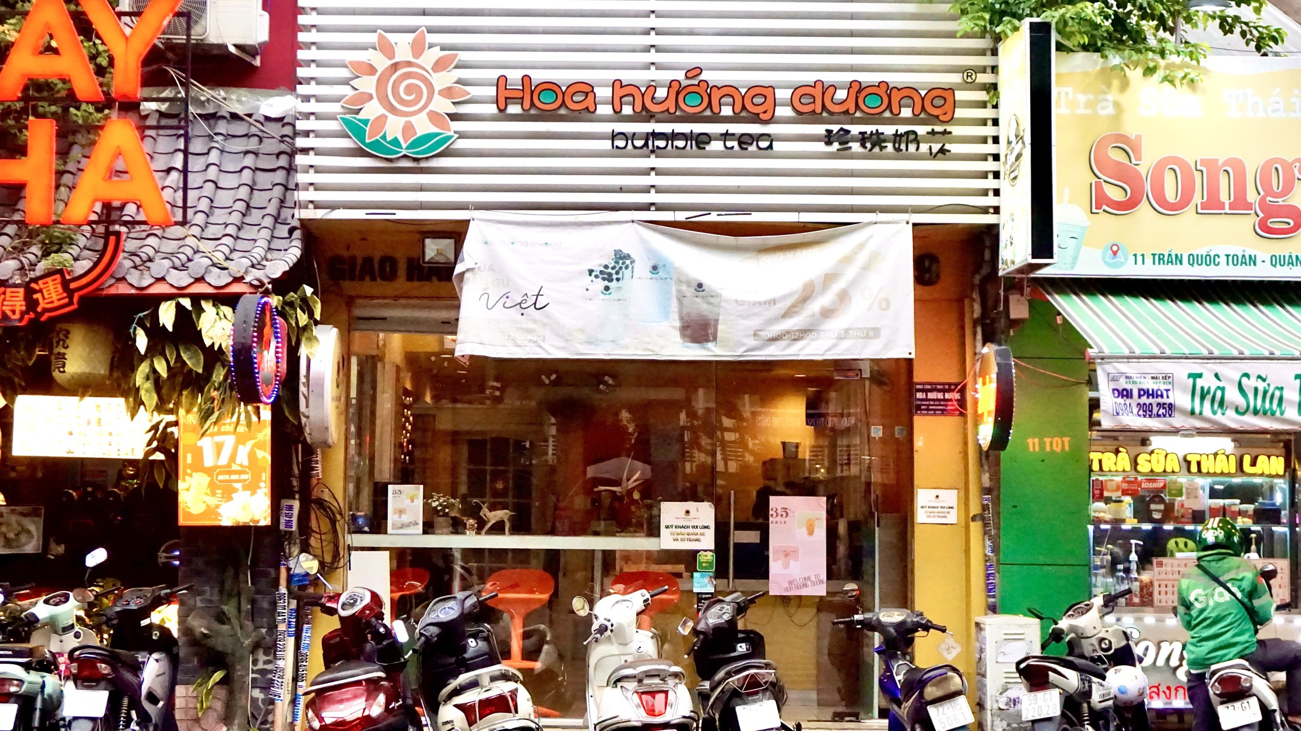 Khách hàng mua trà sữa Hoa Hướng Dương mang về