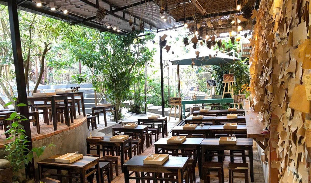 Khách hàng thư giãn tại quán trà sữa Đà Lạt Quán của Thời Thanh Xuân