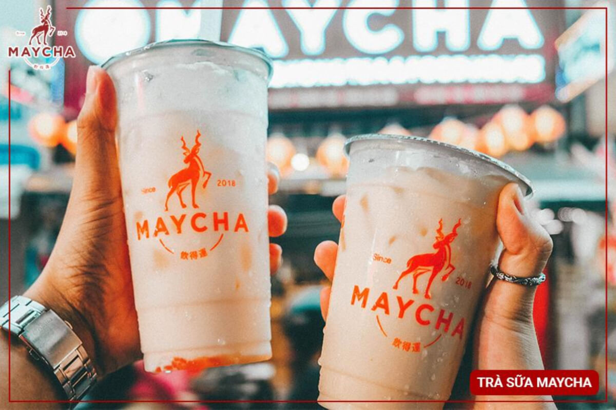 Khách hàng thưởng thức trà sữa Maycha giá phải chăng tại chi nhánh Hồ Chí Minh