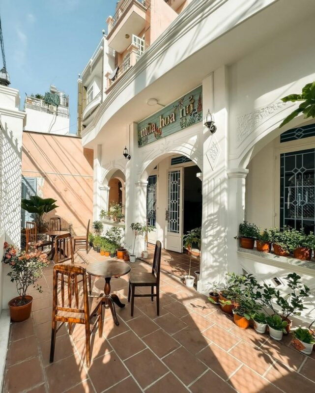 Không gian ấm cúng, decor đẹp mắt tại một tiệm trà sữa gần đây, lý tưởng để thư giãn và trò chuyện.