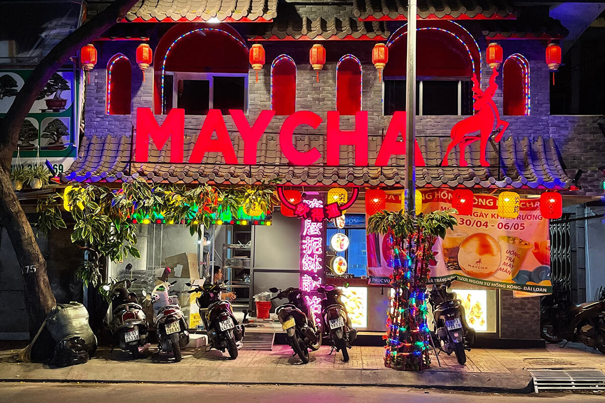 Không gian nội thất Maycha Hồ Chí Minh với phong cách Hồng Kông cổ điển và đèn lồng đỏ