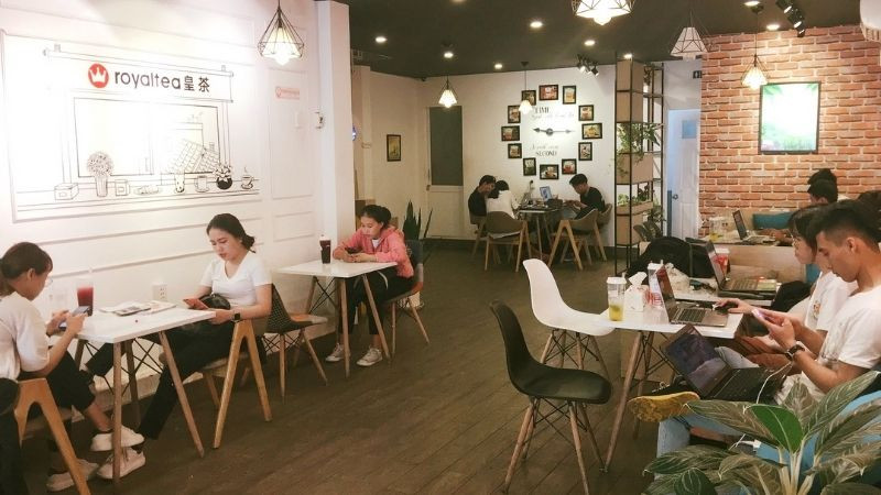 Không gian quán trà sữa Royaltea Nguyễn Văn Nghi