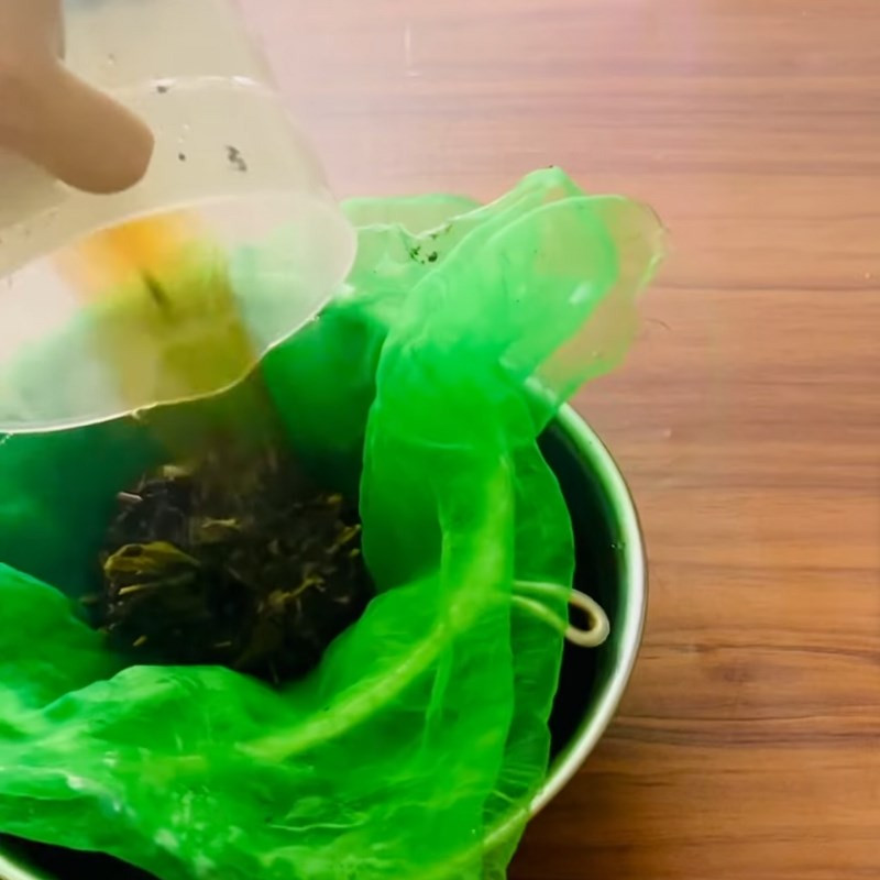 Khuấy đều hỗn hợp trà ô long, bột sữa và siro sâm dứa để tạo nền trà sữa cốm