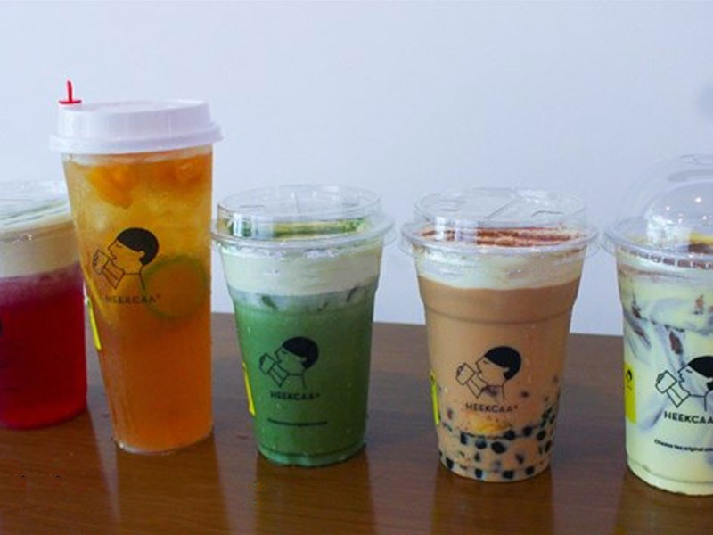 Ly trà kem muối biển Heekcaa trên bàn gỗ, phong cách hiện đại