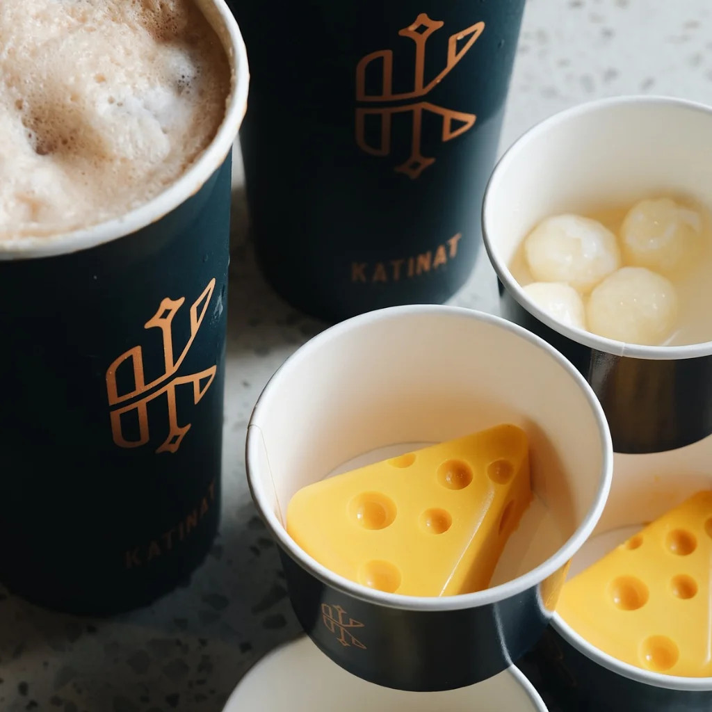 Ly trà sữa chocolate với lớp kem cacao và vụn socola