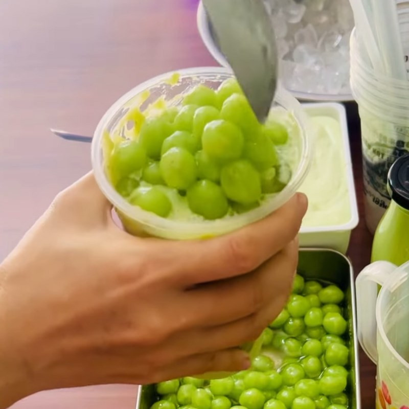 Ly trà sữa cốm hoàn chỉnh với trân châu cốm và topping cốm dẻo