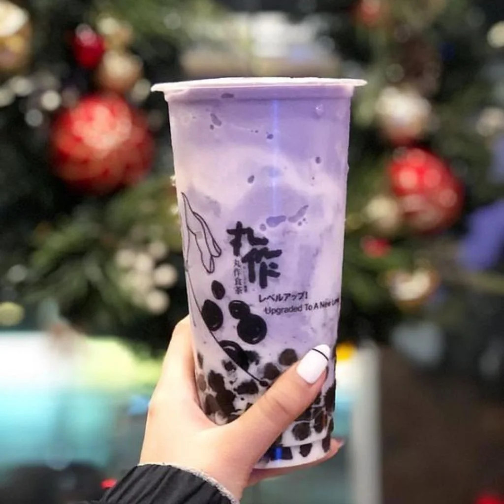 Ly trà sữa đào hồng thơm ngon với topping trái cây