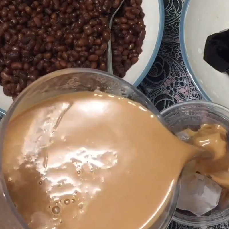 Ly trà sữa đậu đỏ sương sáo đã hoàn thành với đầy đủ topping