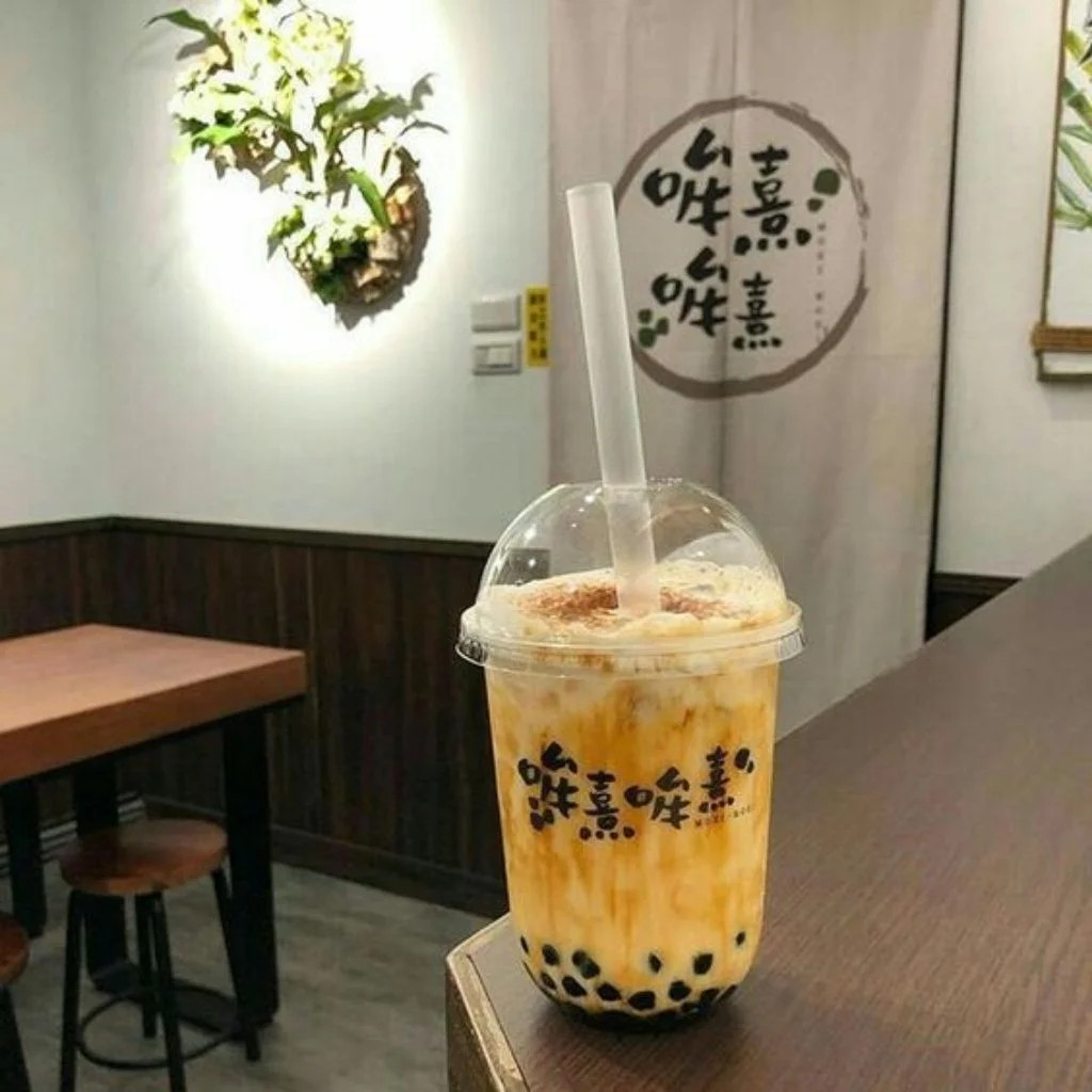 Ly trà sữa đầy ắp topping đa dạng màu sắc