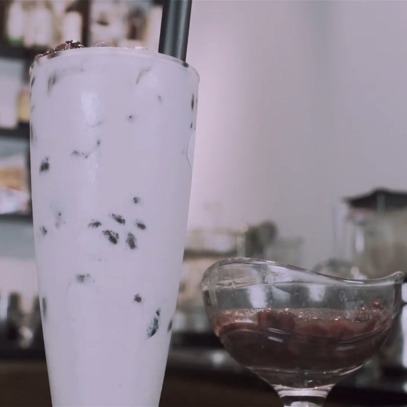 Ly trà sữa khoai môn đậu đỏ hấp dẫn với màu sắc hài hòa và topping đậu đỏ.
