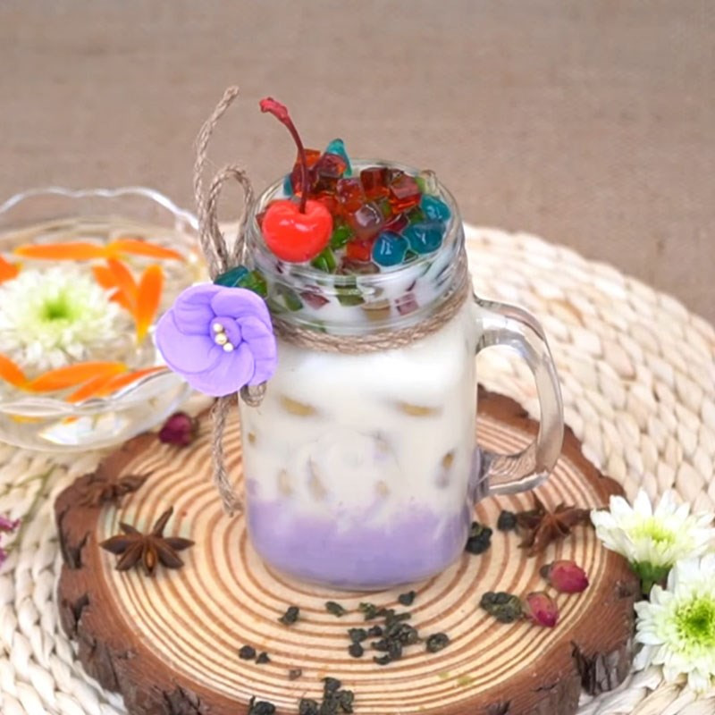 Ly trà sữa khoai môn mát lạnh với thạch nhiều màu, biểu tượng của thức uống khoai môn thơm ngon.