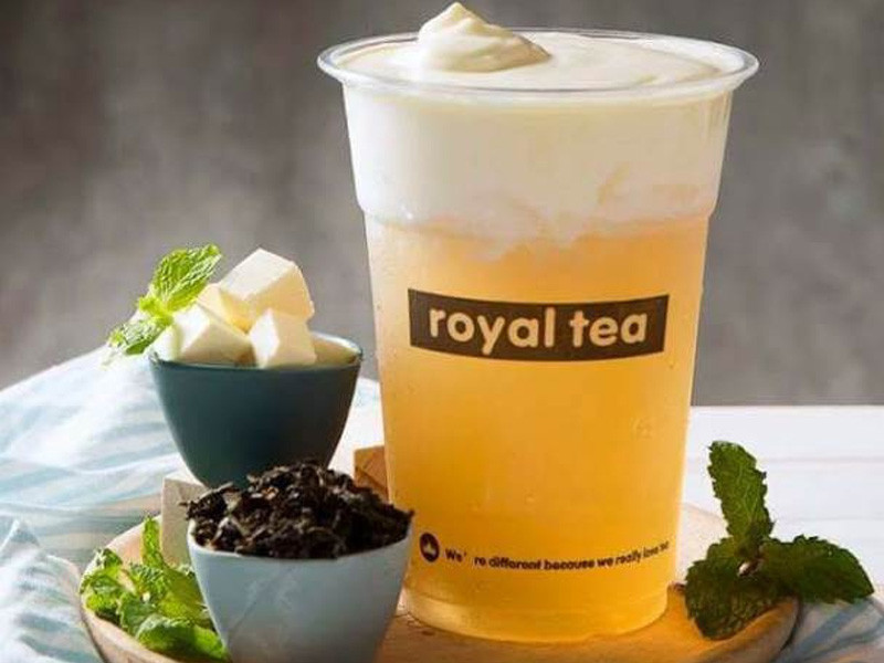 Ly trà sữa Royal Tea với biểu tượng vương miện, toát lên vẻ sang trọng