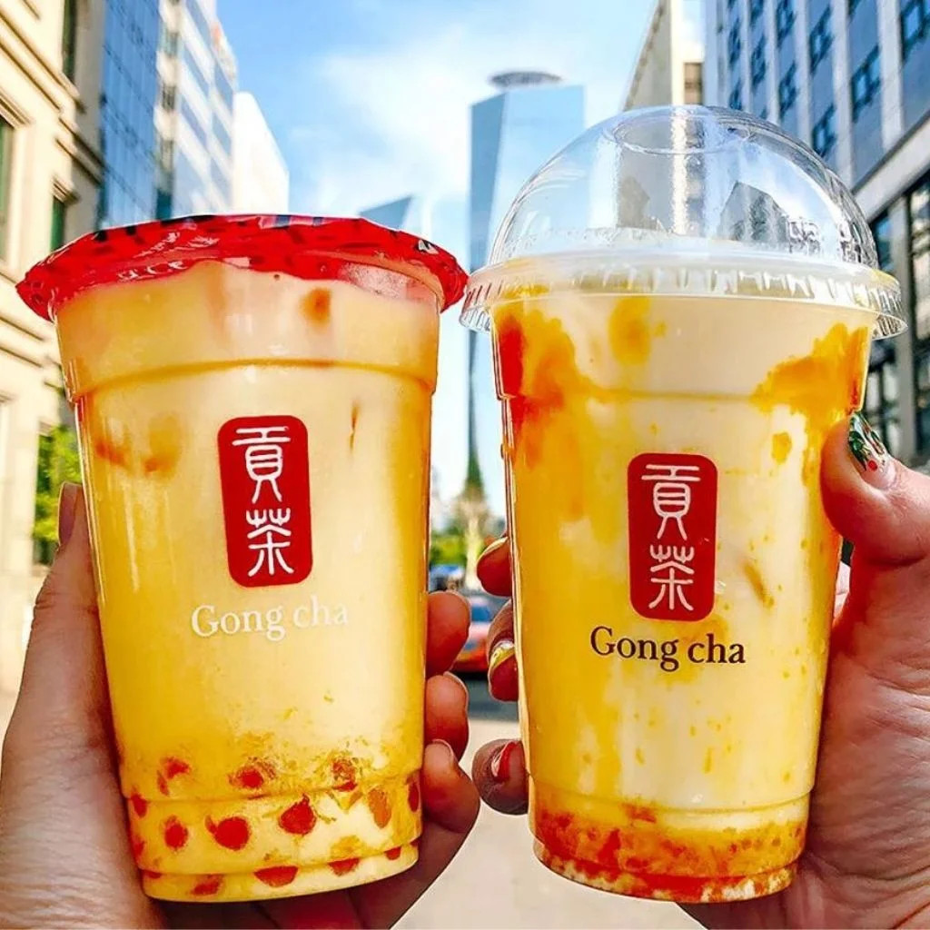 Ly trà sữa socola bạc hà mát lạnh với màu sắc tương phản