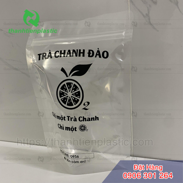 Ly trà sữa trà chanh hoàn thiện với topping và đá viên